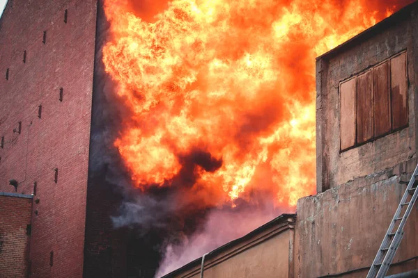 Grande Incêndio Maciço Cidade Construção Fábrica Tijolos Chamas Explosão Fogo — Fotografia de Stock