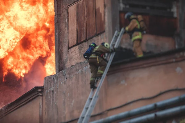 城里大火熊熊燃烧 砖厂大楼起火 地狱大火熊熊燃烧 消防队员值勤 烧毁房屋 — 图库照片