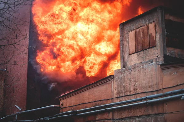 Incendio Masivo Gran Incendio Ciudad Edificio Fábrica Ladrillo Llamas Explosión —  Fotos de Stock