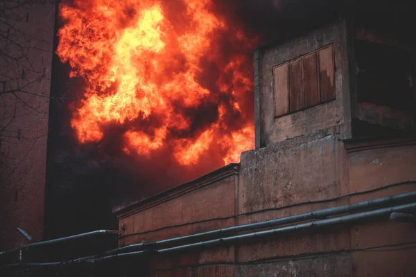 Incendio Masivo Gran Incendio Ciudad Edificio Fábrica Ladrillo Llamas Explosión — Foto de Stock