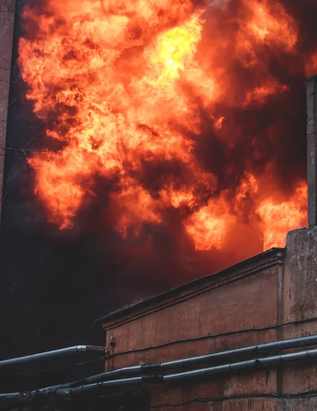 Incendio Masivo Gran Incendio Ciudad Edificio Fábrica Ladrillo Llamas Explosión —  Fotos de Stock