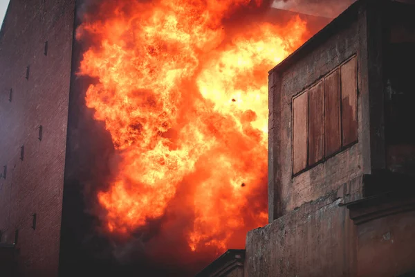 Incendio Masivo Gran Incendio Ciudad Edificio Fábrica Ladrillo Llamas Explosión —  Fotos de Stock