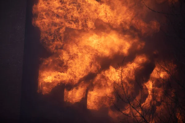 Incendio Masivo Gran Incendio Ciudad Edificio Fábrica Ladrillo Llamas Explosión —  Fotos de Stock