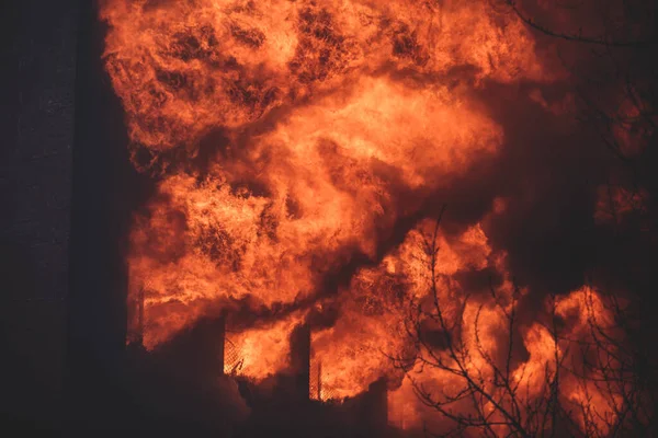 Incendio Masivo Gran Incendio Ciudad Edificio Fábrica Ladrillo Llamas Explosión —  Fotos de Stock