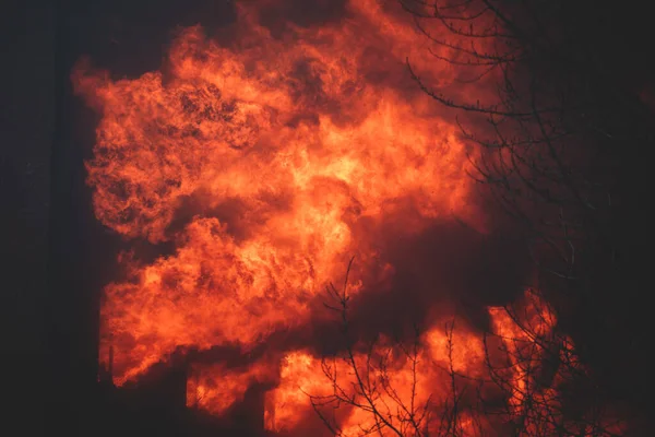 Incendio Masivo Gran Incendio Ciudad Edificio Fábrica Ladrillo Llamas Explosión — Foto de Stock