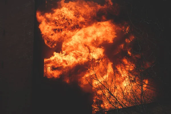 Огромный Пожар Городе Кирпичный Завод Здание Огне Крупный Пожар Взрыв — стоковое фото
