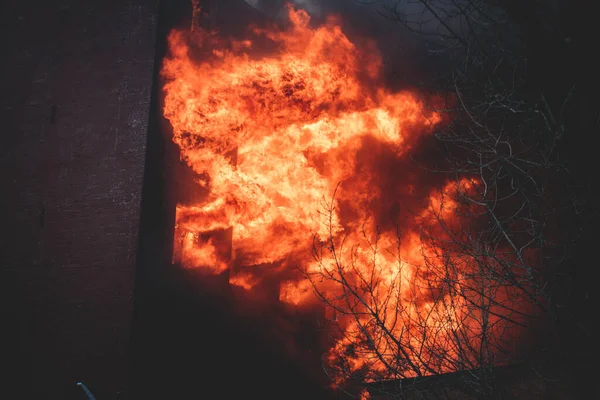 Огромный Пожар Городе Кирпичный Завод Здание Огне Крупный Пожар Взрыв — стоковое фото