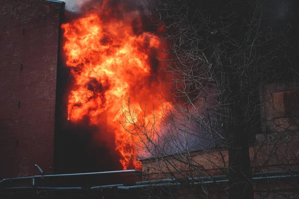 Massiver Großbrand Der Stadt Ziegelfabrikgebäude Flammen Hölle Großbrand Flammenexplosion Feuerwehr — Stockfoto