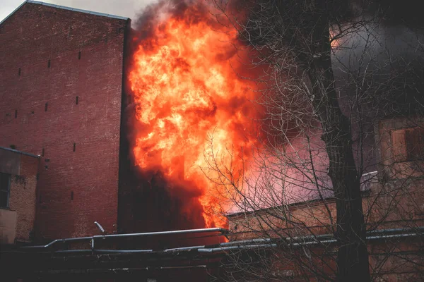 Massiver Großbrand Der Stadt Ziegelfabrikgebäude Flammen Hölle Großbrand Flammenexplosion Feuerwehr — Stockfoto