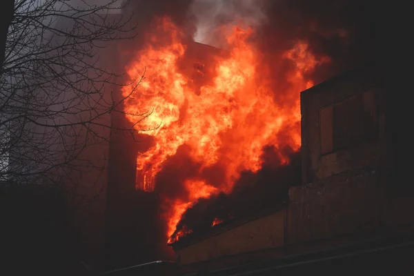 Incendio Masivo Gran Incendio Ciudad Edificio Fábrica Ladrillo Llamas Explosión — Foto de Stock