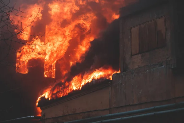 Grande Incêndio Maciço Cidade Construção Fábrica Tijolos Chamas Explosão Fogo — Fotografia de Stock