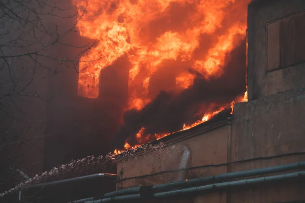 Incendio Masivo Gran Incendio Ciudad Edificio Fábrica Ladrillo Llamas Explosión —  Fotos de Stock