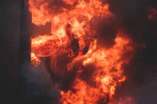 市内の大規模な火災 火災のレンガ工場の建物 消防士チーム消防士と地獄の大規模な火災爆発の炎の爆発 家の破壊燃焼 — ストック写真