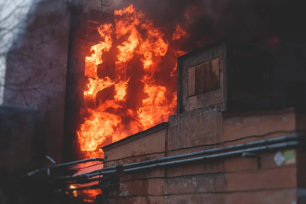 Incendio Masivo Gran Incendio Ciudad Edificio Fábrica Ladrillo Llamas Explosión —  Fotos de Stock
