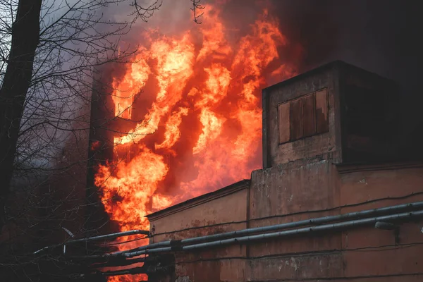 Incendio Masivo Gran Incendio Ciudad Edificio Fábrica Ladrillo Llamas Explosión — Foto de Stock