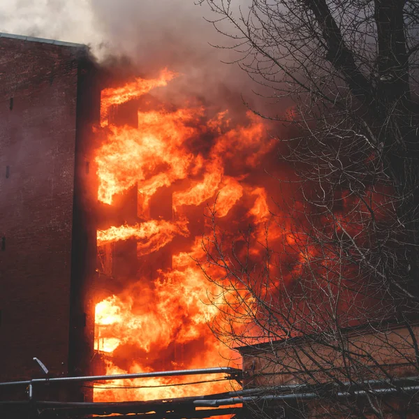 Grande Incêndio Maciço Cidade Construção Fábrica Tijolos Chamas Explosão Fogo — Fotografia de Stock