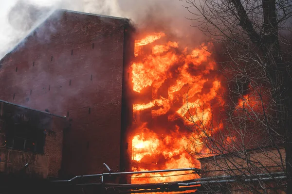 Incendio Masivo Gran Incendio Ciudad Edificio Fábrica Ladrillo Llamas Explosión —  Fotos de Stock