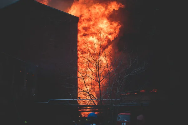 Grande Incêndio Maciço Cidade Construção Fábrica Tijolos Chamas Explosão Fogo — Fotografia de Stock