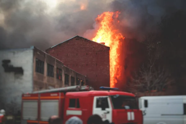 Enorme Grote Brand Stad Bakstenen Fabrieksgebouw Brand Hel Grote Brand — Stockfoto