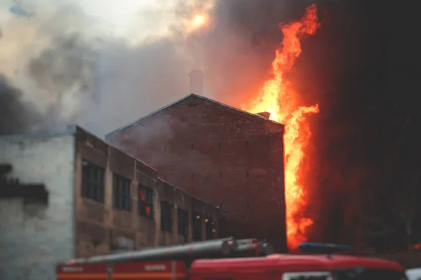 Величезний Великий Вогонь Вогню Місті Цегляна Фабрика Пожежа Пекельний Великий — стокове фото
