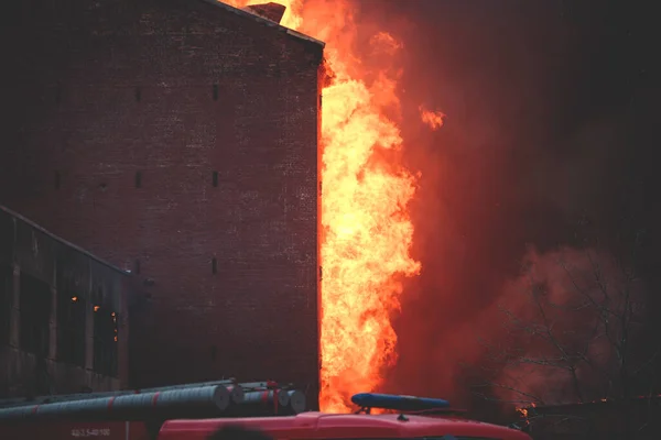 Ogromny Pożar Mieście Budynek Fabryki Cegieł Ogniu Wybuch Ognia Piekle — Zdjęcie stockowe