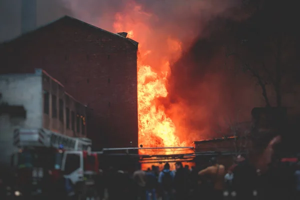 Incendio Masivo Gran Incendio Ciudad Edificio Fábrica Ladrillo Llamas Explosión —  Fotos de Stock