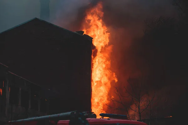 Incendio Masivo Gran Incendio Ciudad Edificio Fábrica Ladrillo Llamas Explosión — Foto de Stock