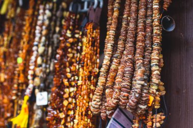 Rusya 'nın Kaliningrad kentindeki hediyelik eşya dükkanında kehribar, geleneksel turist hatıraları ve hediyelerden oluşan çeşitli eşyalar.