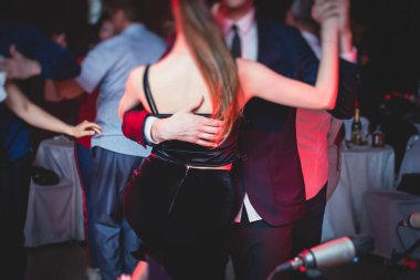 Balo salonunda geleneksel Latin dansı milongası yapan çiftler, kırmızı, mor ışıklar altında tango salsa bachata kizomba dersi, dans festivali 