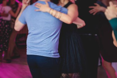 Balo salonunda geleneksel Latin dansı milongası yapan çiftler, kırmızı, mor ışıklar altında tango salsa bachata kizomba dersi, dans festivali 