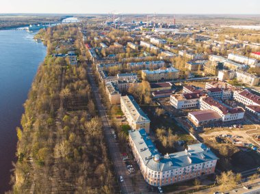 Volkhov şehri hava manzaralı panorama, Rusya 'nın Leningrad Oblastı' ndaki Volkhovsky Bölgesi idari merkezi, Volkhov nehri üzerinde yer alır, panoramik manzara yaz güneşli günüdür.