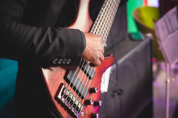 Konzertbild Eines Afrikanisch Amerikanischen Musikers Und Bassgitarristen Während Einer Rockband — Stockfoto