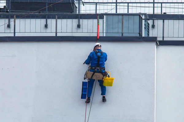 Профессиональный Альпинист Чистящий Окна Высотном Здании Промышленные Альпинисты Моющие Стеклянный — стоковое фото