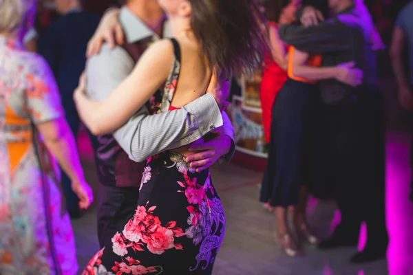 情侣们在舞厅里跳着传统的拉丁雅典娜舞 跳着探戈舞 在红光下跳着芭蕾 跳着紫光 跳着舞节 — 图库照片