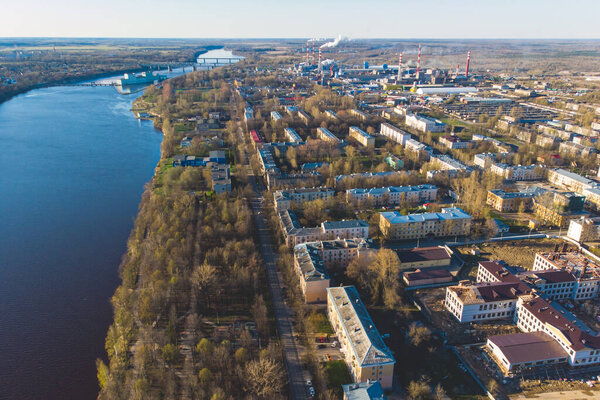 Волховская городская воздушная панорама, административный центр Волховского района Ленинградской области, Россия, расположенная на реке Волхов, панорамный вид летний солнечный день