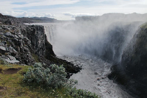 Mooie levendige panorama foto met een uitzicht op IJslandse waterval in IJsland goddafoss gullfoss skogafoss skogarfoss dettifoss seljalandsfoss — Stockfoto