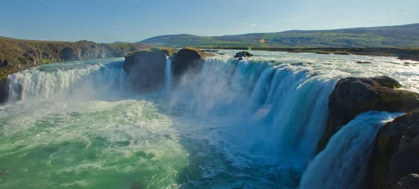 Schönes lebendiges Panoramabild mit Blick auf isländischen Wasserfall in Island goddafoss gullfoss skogafoss skogarfoss dettifoss seljalandsfoss — Stockfoto