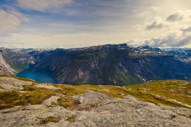 güzel norwegian yatay, dağlardaki trolltunga giden yol