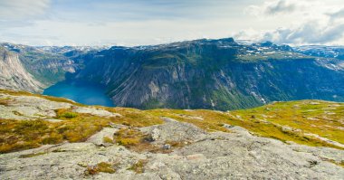 güzel norwegian yatay, dağlardaki trolltunga giden yol