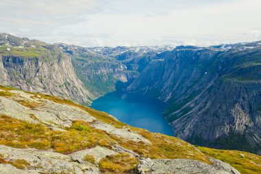 güzel norwegian yatay, dağlardaki trolltunga giden yol