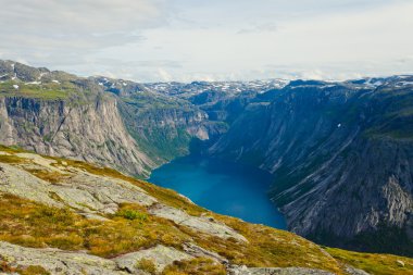 güzel norwegian yatay, dağlardaki trolltunga giden yol
