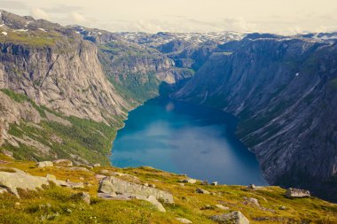 güzel norwegian yatay, dağlardaki trolltunga giden yol