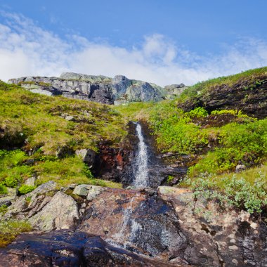 güzel norwegian yatay, dağlardaki trolltunga giden yol