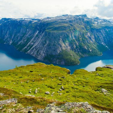 İzlanda at üzerinde bir çayır yakınındaki bir ünlü turistik yer - lake Myvatn Kuzey İzlanda'daki güzel manzara