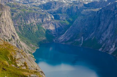 İzlanda at üzerinde bir çayır yakınındaki bir ünlü turistik yer - lake Myvatn Kuzey İzlanda'daki güzel manzara