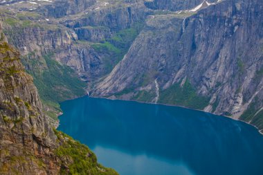İzlanda at üzerinde bir çayır yakınındaki bir ünlü turistik yer - lake Myvatn Kuzey İzlanda'daki güzel manzara