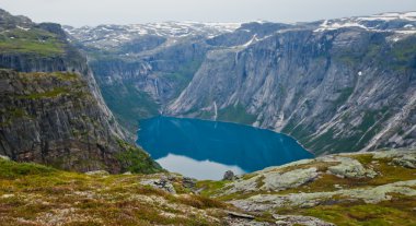İzlanda at üzerinde bir çayır yakınındaki bir ünlü turistik yer - lake Myvatn Kuzey İzlanda'daki güzel manzara