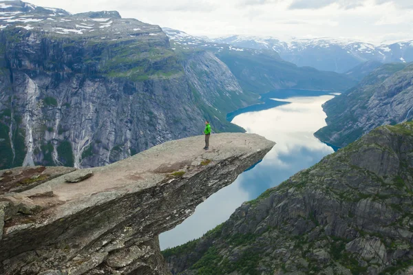 Egy vibráló képet híres norvég hely - trolltunga, a nyelv trollok, a rock skjegedall, a turisztikai és a tó ringedalsvatnet és a hegyi panoráma scenery epikus nézet, Norvégia — Stock Fotó