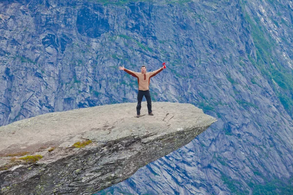 Żywy obraz słynnego norweskiego miejsce - Język trolla, język trolli, skała skjegedall, z turystą, oraz jezioro ringedalsvatnet i góry panoramiczny pejzaż epicki widok, Norwegia — Zdjęcie stockowe