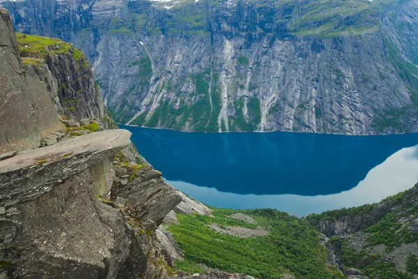 Un quadro vibrante di famoso luogo escursionistico norvegese trolltunga, la lingua troll, skjegedall roccia, con un turista, e lago ringedalsvatnet e paesaggio panoramico di montagna vista epica, Norvegia — Foto Stock